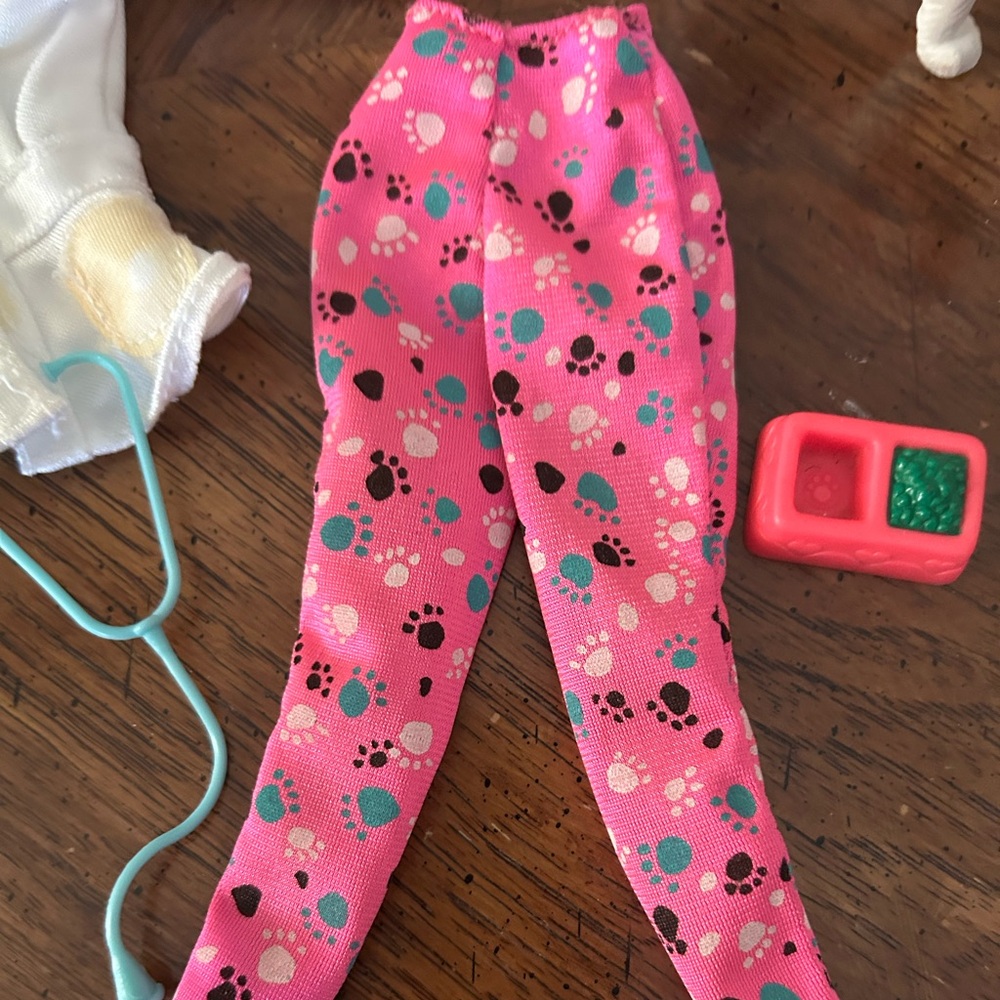 Barbie Vet Playset with Pink Pants and White Jacket - Picture 2 of 4
